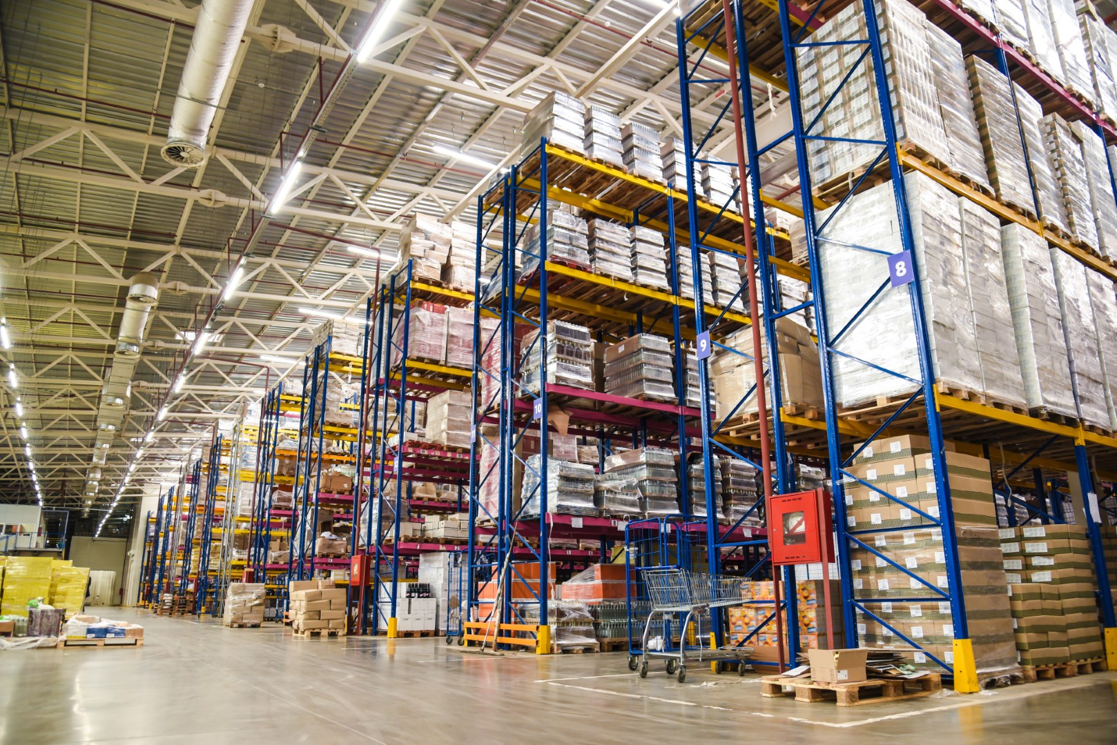 High-piled rack storage in a warehouse